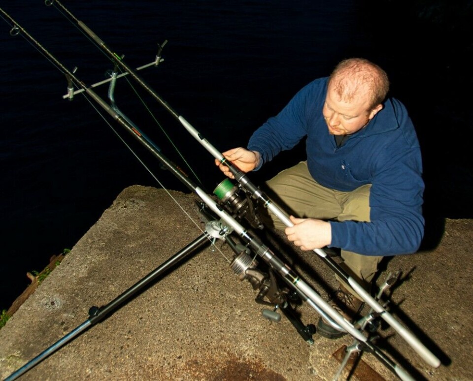 Nattfiske med agn langs dype fjorder eller langgrunne strender er populært og effektivt. Fra gamle kaier eller bratte fjellsider kan man nå ut og ned til et fantastisk fiske etter mange arter. Her fisker Lars Ivar Dale etter lange, brosme og andre dypvannsfisk på 150 meters dyp utenfor Bergen. Nattfiske med agn langs dype fjorder eller langgrunne strender er populært og effektivt. Fra gamle kaier eller bratte fjellsider kan man nå ut og ned til et fantastisk fiske etter mange arter. Her fisker Lars Ivar Dale etter lange, brosme og andre dypvannsfisk på 150 meters dyp utenfor Bergen.