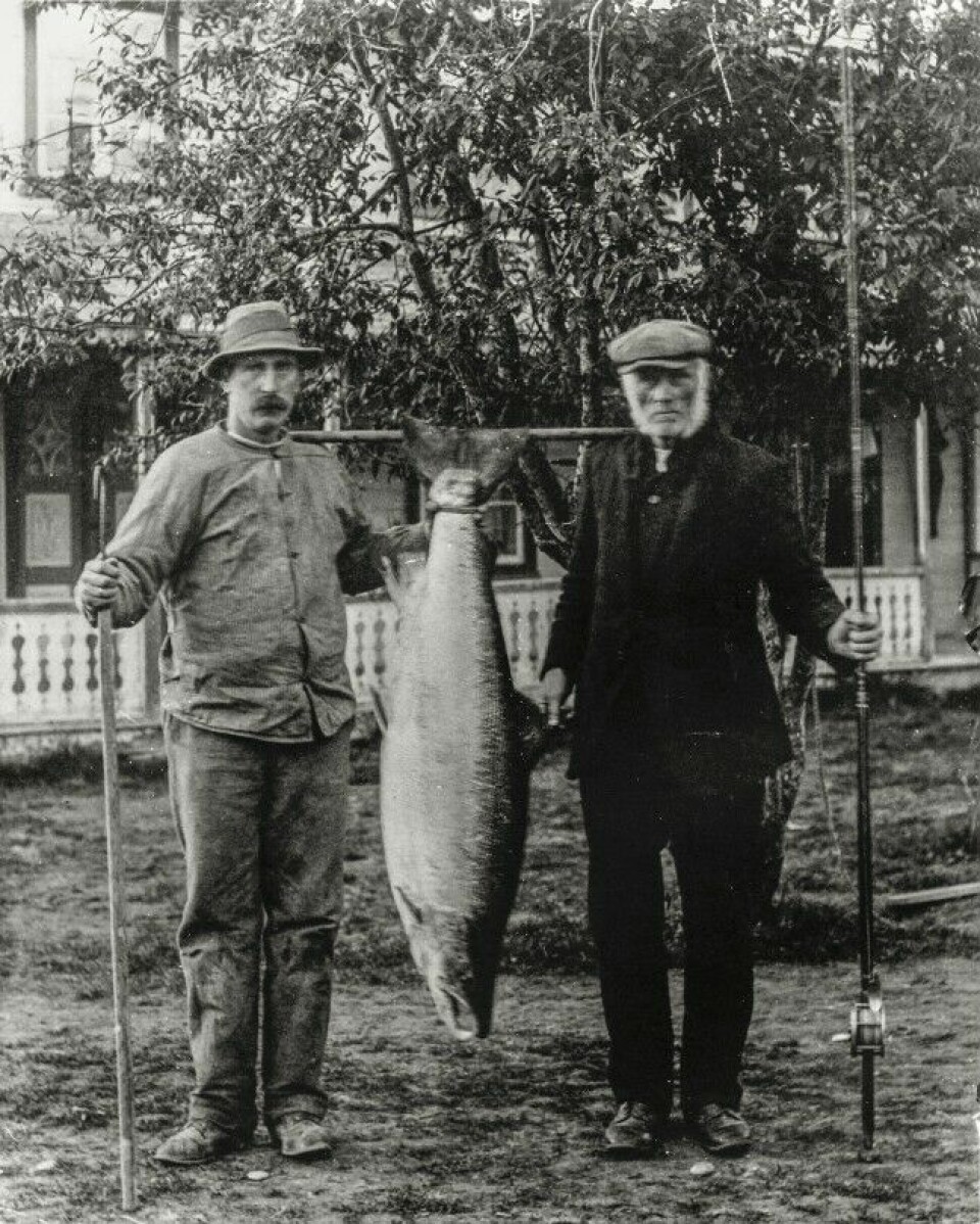 Rekordlaksen på 31,5 kg ble tatt på Jørem-valdet 13. juni, 1924 av Svein Kjølstad (t.h.) og sønnen Nils. De er henholdsvis tippoldefar og oldefar til Sven Åge Domås, mannen til Jenny.