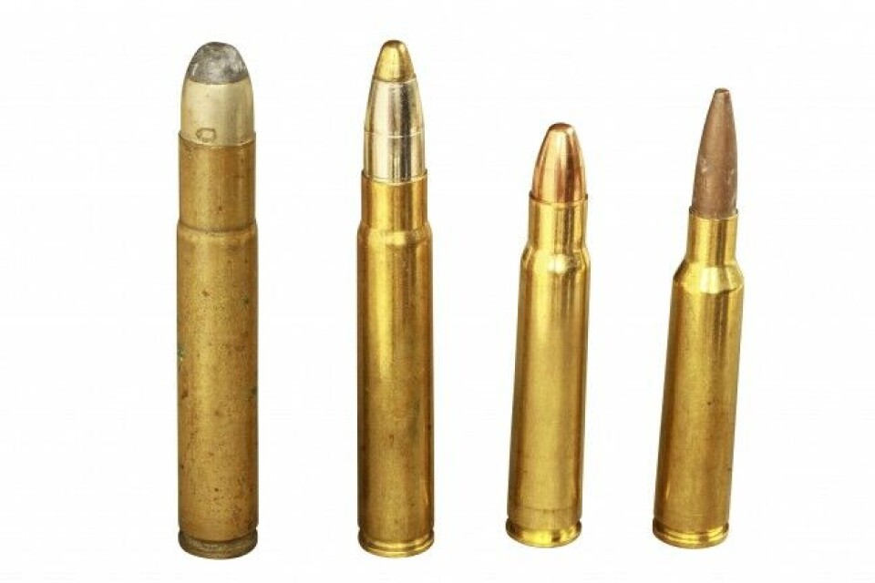 Patroner med europeisk navnsetting er fra venstre 10,75x68mm, 9,3x62mm, 8x57IS og 6,5x55mm. Alle disse er rillepatroner, der kanten nederst ha samme diameter som hylsebasen. Patroner med europeisk navnsetting er fra venstre 10,75x68mm, 9,3x62mm, 8x57IS og 6,5x55mm. Alle disse er rillepatroner, der kanten nederst ha samme diameter som hylsebasen.