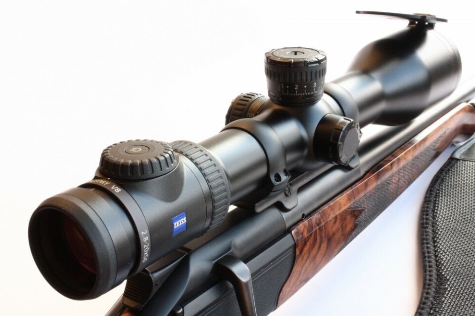 Da Zeiss la sin V8-serie med 8 ganger zoom på disken i 2014, måtte de andre produsentene følge etter. Bildet viser en Zeiss V8 2,8-20x56. Da Zeiss la sin V8-serie med 8 ganger zoom på disken i 2014, måtte de andre produsentene følge etter. Bildet viser en Zeiss V8 2,8-20x56.