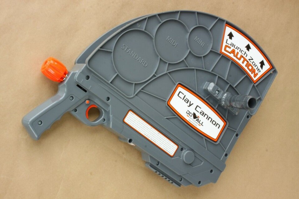 DAO Clay Cannon er en festlig kastemaskin for leirduer. Den er håndholdt og lett å bruke, men pass på hvor du står i forhold til skytteren. DAO Clay Cannon er en festlig kastemaskin for leirduer. Den er håndholdt og lett å bruke, men pass på hvor du står i forhold til skytteren.