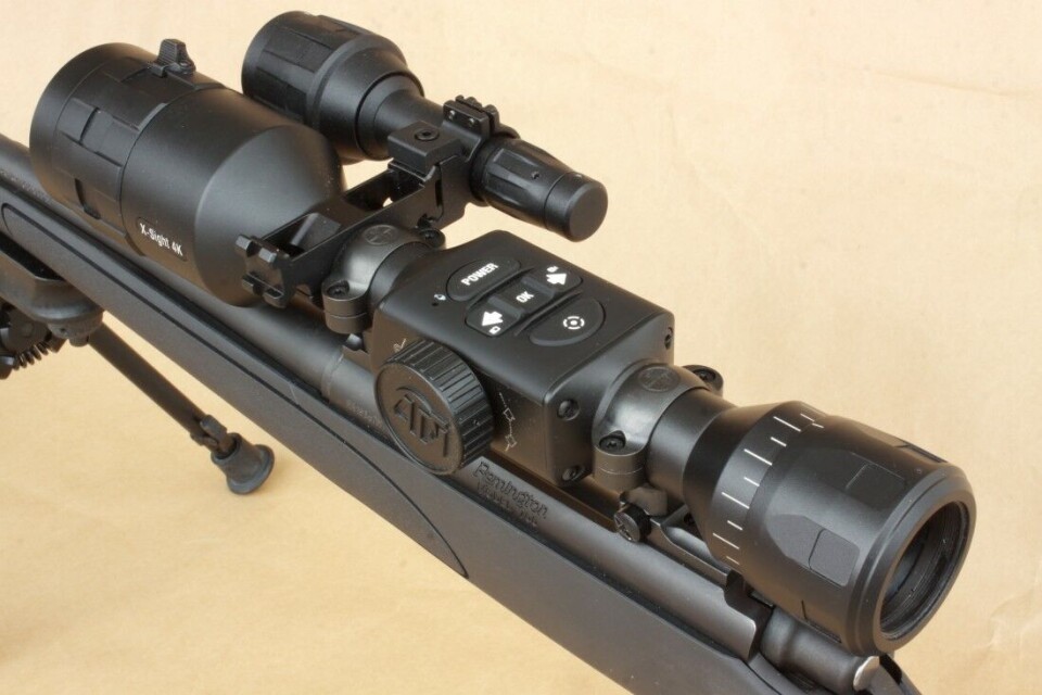 ATN X-Sight 4K er et digitalt nattsikte. Det ser ut som et kikkertsikte, men har kamera i fronten og bildeskjerm bak. ATN X-Sight 4K er et digitalt nattsikte. Det ser ut som et kikkertsikte, men har kamera i fronten og bildeskjerm bak.