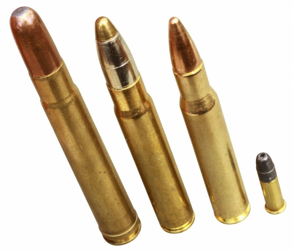 Sammenliknet med rekylkraftige «elgveltere» som (fra venstre) .375 H&H, 9,3x62 og .30-06 er .22Long Rifle til høyre en pusling. Nettopp det gjør den til en super treningspatron som fjerner den rekylskrekken som de andre forårsaker. Sammenliknet med rekylkraftige «elgveltere» som (fra venstre) .375 H&H, 9,3x62 og .30-06 er .22Long Rifle til høyre en pusling. Nettopp det gjør den til en super treningspatron som fjerner den rekylskrekken som de andre forårsaker.