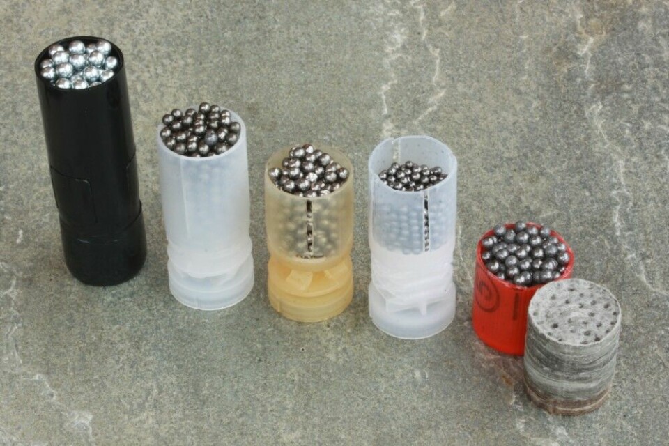 Komponentene i haglpatronen påvirker hvordan haglsvermen oppfører seg i lufta. Fra venstre i ulike plastkopper er sålhagl for jakt, stålhagl for leirdue, vismut jaktpatron, bly skeetpatron og helt til høyre en bly jaktpatron med filtforladning.
