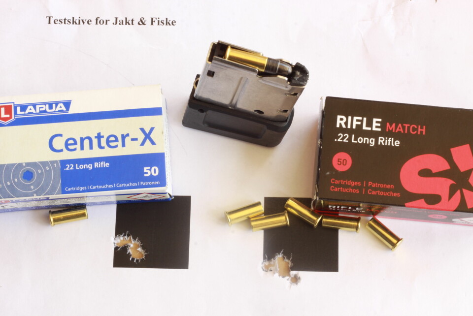 Rifla likte både Lapua Center-X og SK Rifle Match, her med 9 mm samling på 50 meter. Magasinet er laget for 5 patroner.