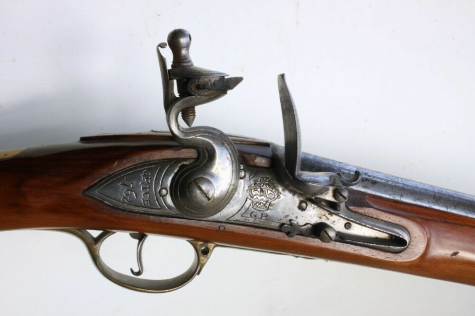 Den klart mest seiglivede våpentypen har vært flintlåsgeværet, som var i aktiv tjeneste i mer enn 200 år, dog med noe utvikling underveis. Her en flintlåsmuskett av grov, militær design fra 1760.
