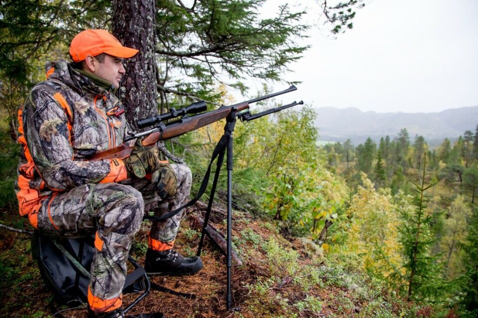 Tofot for sittende skyting gir super støtte. Det blir litt ekstra å holde styr på, så du bør øve litt i forkant. Denne jegeren har også gardert seg med tofot for liggende skyting. Tofot for sittende skyting gir super støtte. Det blir litt ekstra å holde styr på, så du bør øve litt i forkant. Denne jegeren har også gardert seg med tofot for liggende skyting.
