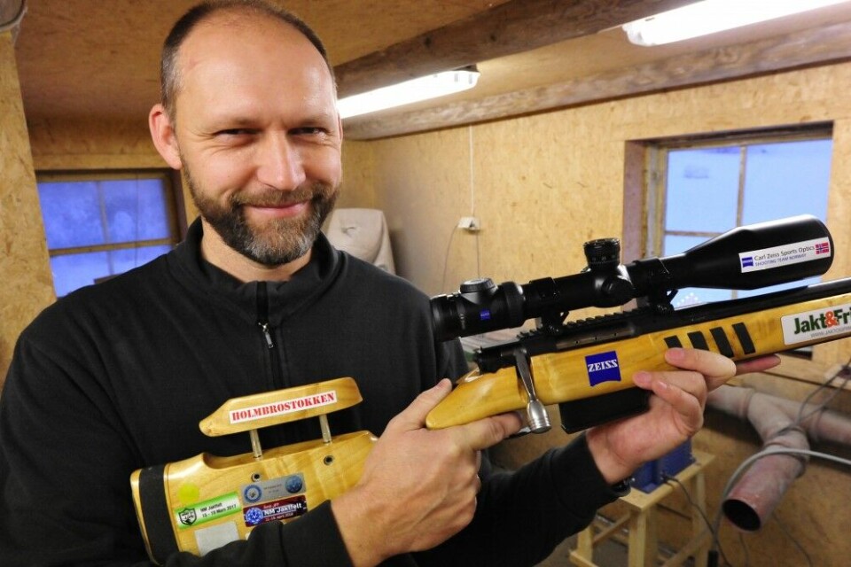 Magne Holmbro fra Aurskog- Høland i Akershus er en meritert konkurranseskytter med øye for detaljer. Her med konkurransestokken – av poppel. Magne Holmbro fra Aurskog- Høland i Akershus er en meritert konkurranseskytter med øye for detaljer. Her med konkurransestokken – av poppel.