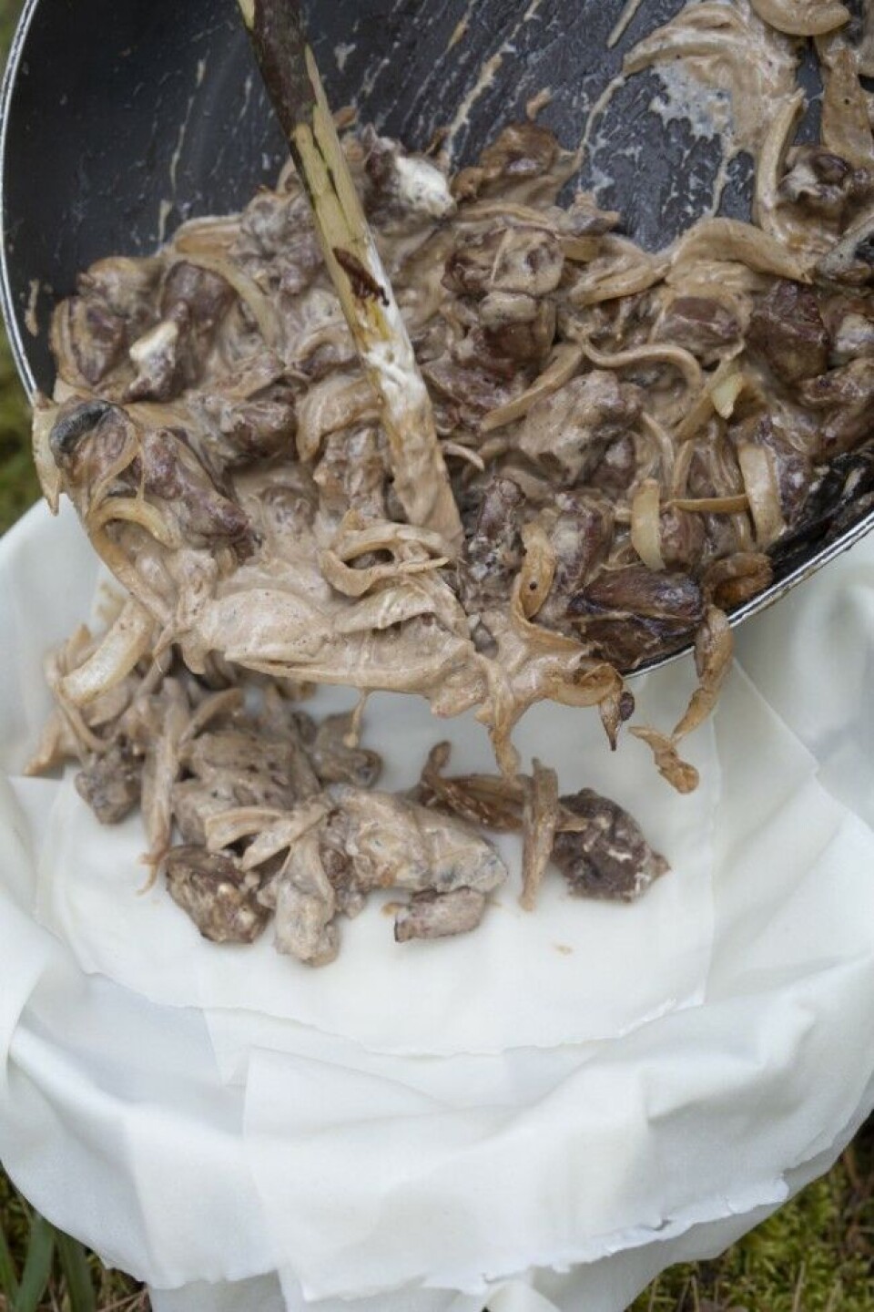 Stek som beskrevet, tilsett creme fraiche og la det hele surre til det får tykk grytekonsistens. Stek som beskrevet, tilsett creme fraiche og la det hele surre til det får tykk grytekonsistens.