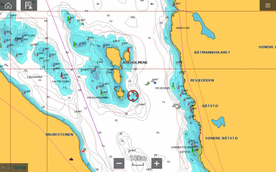Dette bildet viser et klassisk sjøkart fra Navionics på et Raymarine ekkolodd. Kartet har klassisk oppsett og viser kun reelle dybdekurver og dybdeskudd.