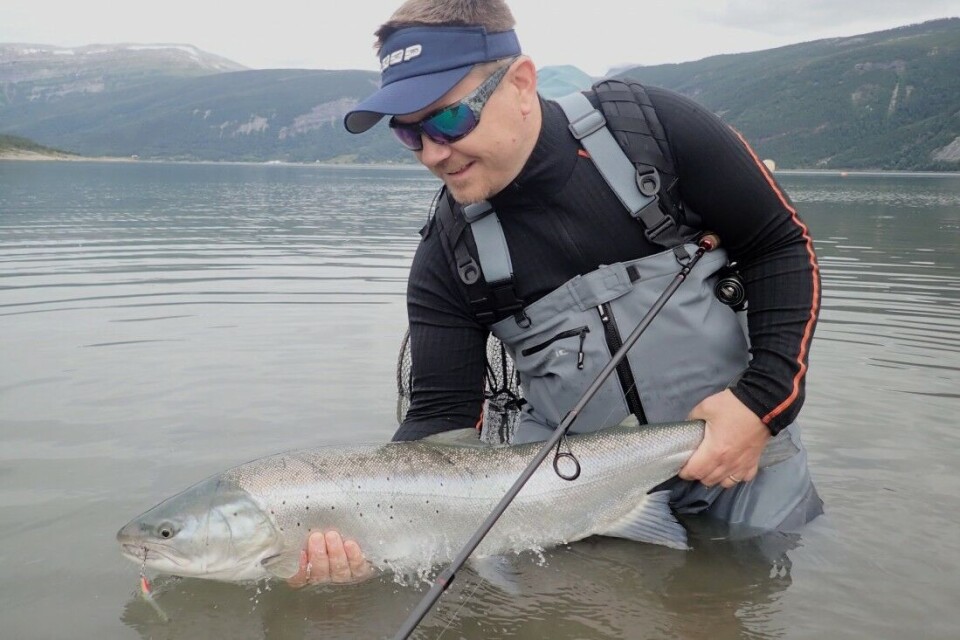 Artikkelforfatteren med sin største sjøørret fra Salten. Den sommerfangede fisken tok en tobisimitasjon på en sandgrunne og veide 8,4 kg. Den fikk friheten tilbake etter veiing og fotografering. Artikkelforfatteren med sin største sjøørret fra Salten. Den sommerfangede fisken tok en tobisimitasjon på en sandgrunne og veide 8,4 kg. Den fikk friheten tilbake etter veiing og fotografering.