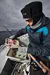 Fiskertips | Kunsten å fiske sjøørret i kulda. Fiskeren på bildet har to fluestenger med på tur. En med saktesynkende og en med hurtigsynkende fluesnøre. Da spares tid og du er mer effektiv på hver nye plass.