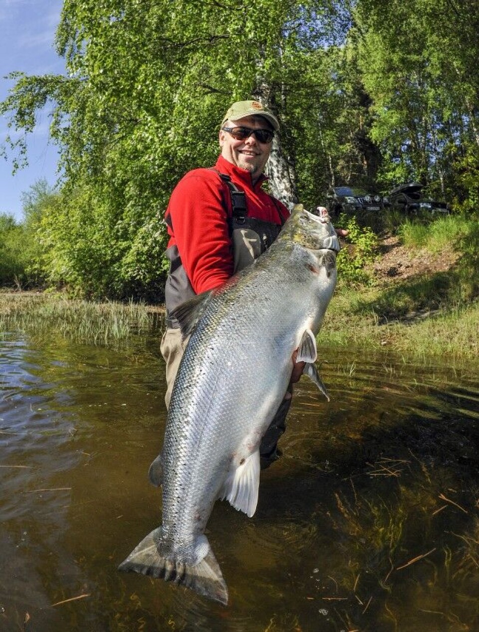 Drammenselva nedstrøms Hellefoss er en storlaksdestinasjon av rang. Her Paal Rustad fra Solbergelva med en rugg på 16,7 kilo. Laksen ble tatt ved fiskeplassen «Dynamitten» på åpningsdøgnet. Drammenselva nedstrøms Hellefoss er en storlaksdestinasjon av rang. Her Paal Rustad fra Solbergelva med en rugg på 16,7 kilo. Laksen ble tatt ved fiskeplassen «Dynamitten» på åpningsdøgnet.