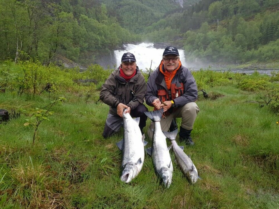 «Team Huseklepp», brødrene Bjarne (t.v.) og Håkon, begge med 56 års fartstid i Flekkelva (!), hadde gode junidager nedstrøms Harefossen.