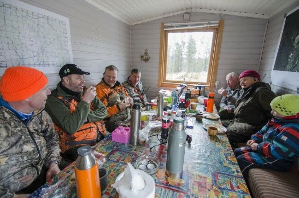 Jaktlaget samles i bua, hvor det serveres både pølser, kaffe og en god dose jaktskrøner fra gamle dager. Jaktlaget samles i bua, hvor det serveres både pølser, kaffe og en god dose jaktskrøner fra gamle dager.