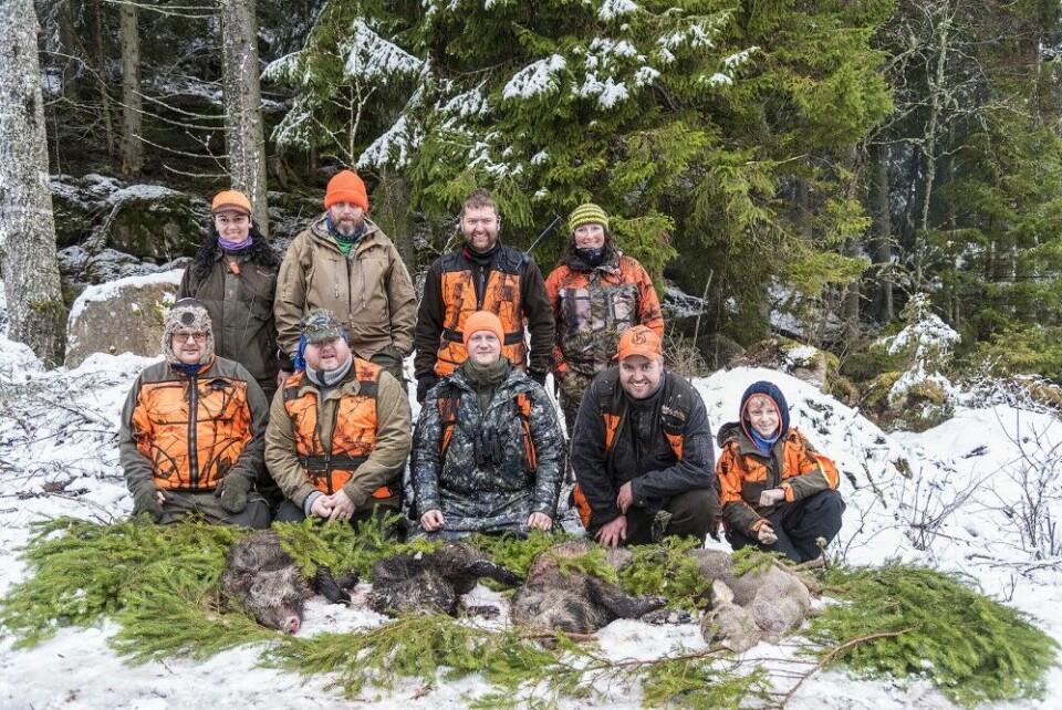 Dagens utbytte, tre villsvin og ett rådyr. Foran fra venstre: Richard Skorpen, Bjarte Erstad, Terje Wangsholm, Knut Arne Gjems og Petter Svendsrud. Bak fra Dagens utbytte, tre villsvin og ett rådyr. Foran fra venstre: Richard Skorpen, Bjarte Erstad, Terje Wangsholm, Knut Arne Gjems og Petter Svendsrud. Bak fra
