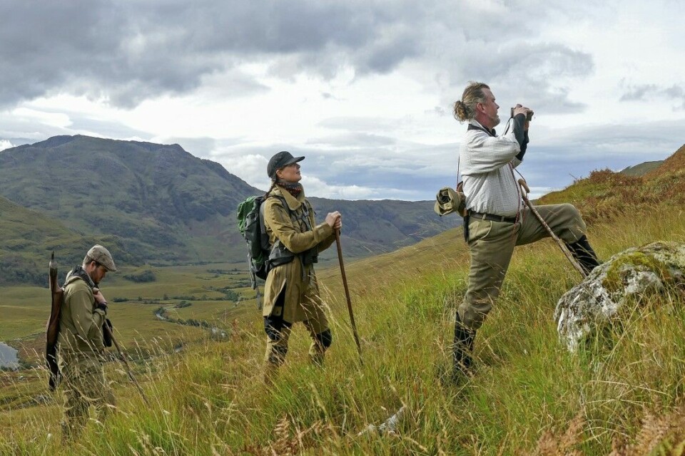 Brølende hjort, vilttettheten, og den særegne skotske naturen gjør hver dag i felt til et lite eventyr. Her artikkelforfatteren i midten, på vei opp i høyden.