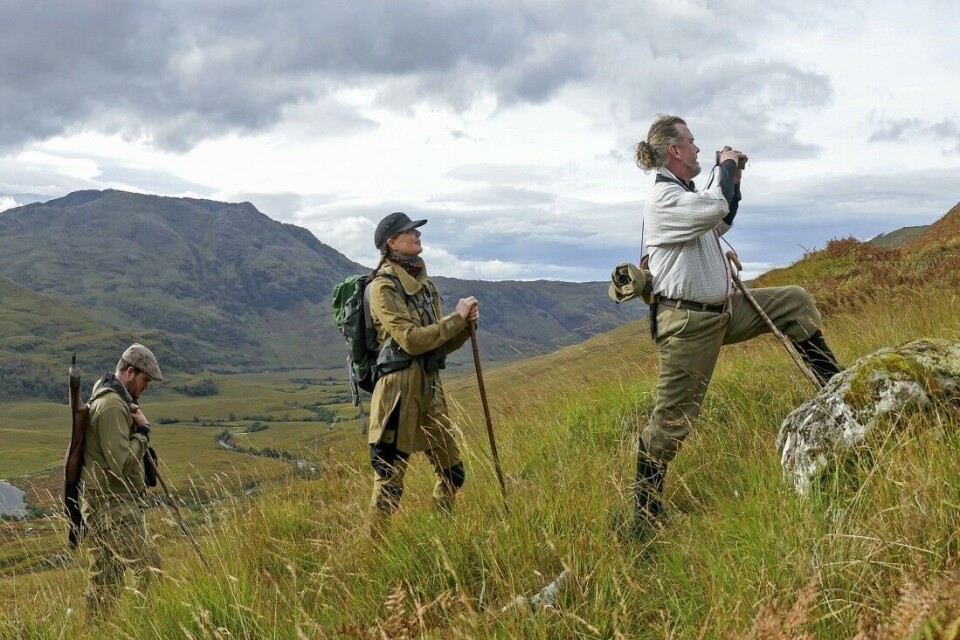 Brølende hjort, vilttettheten, og den særegne skotske naturen gjør hver dag i felt til et lite eventyr. Her artikkelforfatteren i midten, på vei opp i høyden. Brølende hjort, vilttettheten, og den særegne skotske naturen gjør hver dag i felt til et lite eventyr. Her artikkelforfatteren i midten, på vei opp i høyden.