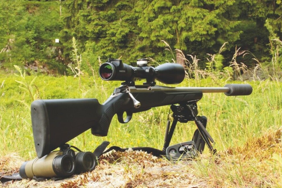 Rifle i rustfritt stål i kal. 223. Rem, utstyrt med et kraftig kikkertsikte av topp kvalitet, lyddemper og tofot for optimal støtte. Sammen med en god håndkikkert og en avstandsmåler er dette «bukkeriggen» for feinschmeckere, men ikke et must. Rifle i rustfritt stål i kal. 223. Rem, utstyrt med et kraftig kikkertsikte av topp kvalitet, lyddemper og tofot for optimal støtte. Sammen med en god håndkikkert og en avstandsmåler er dette «bukkeriggen» for feinschmeckere, men ikke et must.