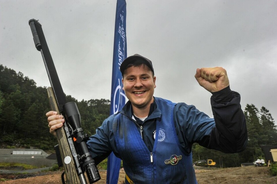 Sindre Skoglund fra Kroken JFF kan heve rifla etter imponerende skyting på Os. Sindre Skoglund fra Kroken JFF kan heve rifla etter imponerende skyting på Os.