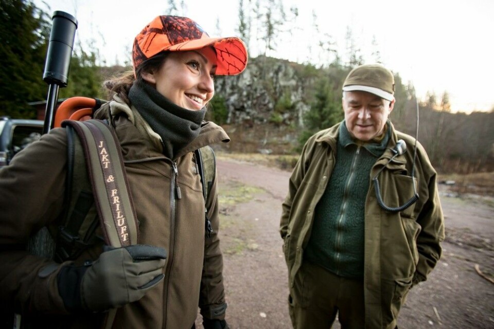 Det er tidlig morgen i Andebu. Odd Albert Auglend skal straks slippe dachsen Lukas, mens vi henger oss på Susanne Myhre som skal på post. Det er tidlig morgen i Andebu. Odd Albert Auglend skal straks slippe dachsen Lukas, mens vi henger oss på Susanne Myhre som skal på post.