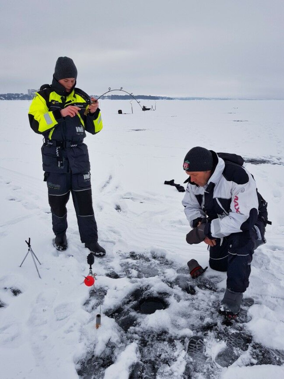 Her drilles en flott ørret på Mjøsa med en mini-fiskestang og med passende snelle. En hjelpende hånd i landingsfasen er alltid betryggende når troféfisk skal landes – spesielt om de skal settes tilbake og må behandles pent og raskt. Her drilles en flott ørret på Mjøsa med en mini-fiskestang og med passende snelle. En hjelpende hånd i landingsfasen er alltid betryggende når troféfisk skal landes – spesielt om de skal settes tilbake og må behandles pent og raskt.