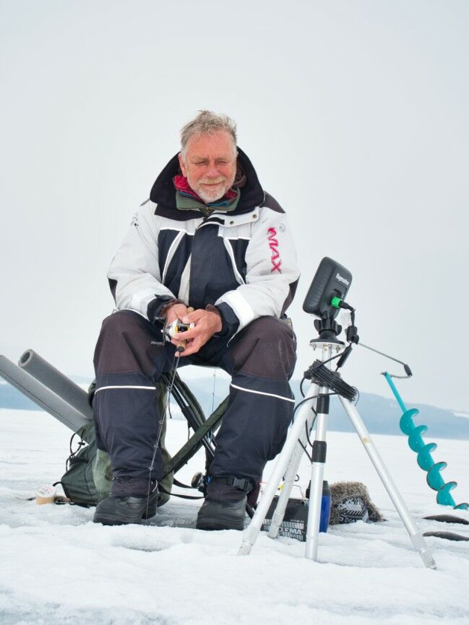 Det kan ofte bli en del venting ute på isen. Derfor har mange med seg en eller to stenger rigget for ørret eller andre fiskeslag. Atle Knapp er en kjent konkurransefisker, og velger å utnytte dødtiden. Her fisker han abbor han har spottet på ekkoloddet med balansepilk. Det kan ofte bli en del venting ute på isen. Derfor har mange med seg en eller to stenger rigget for ørret eller andre fiskeslag. Atle Knapp er en kjent konkurransefisker, og velger å utnytte dødtiden. Her fisker han abbor han har spottet på ekkoloddet med balansepilk.