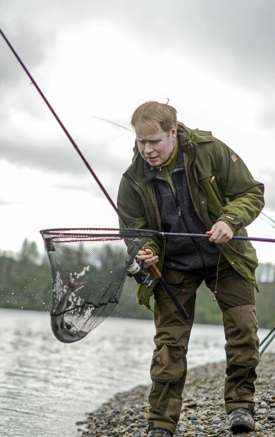 Ole-Håkon Heier med en harr fra Vorma ved Minnesund, en super fiskeplass om våren på stigende vannstand.