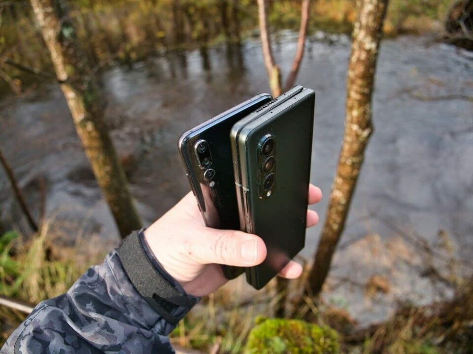 Her er Z Fold3 sammen med en «vanlig» smarttelefon av typen Huawei P20 Pro. Her er Z Fold3 sammen med en «vanlig» smarttelefon av typen Huawei P20 Pro.