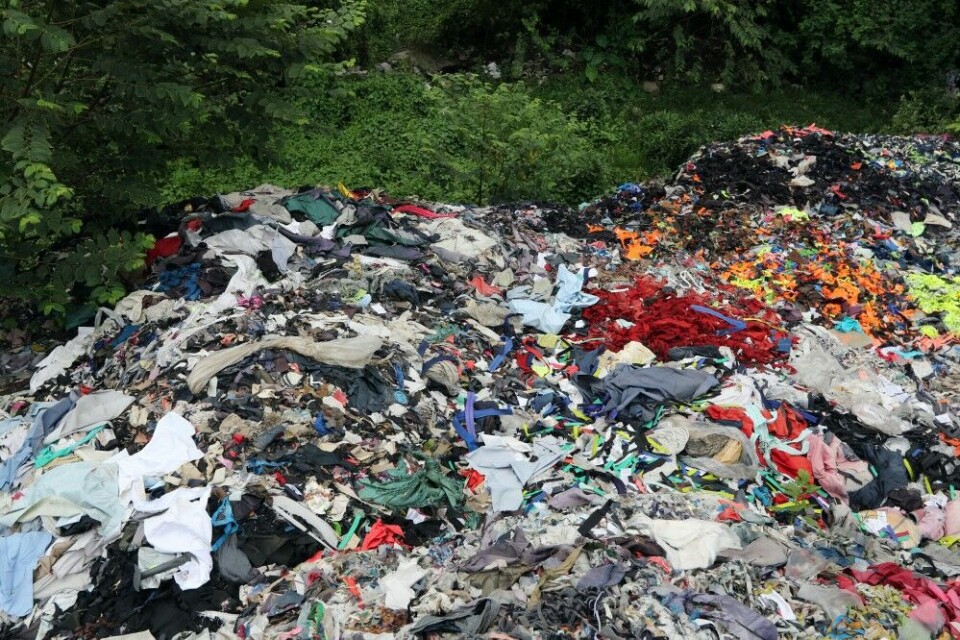 Svært mye av verdens klesproduksjon foregår i lavkostland, som ofte har svært dårlig infrastruktur til å håndtere alt avfallet fra fabrikkene. Her fra en søppelplass for tekstilfabrikker i Dhaka, Bangladesh. Området er egentlig vernet.