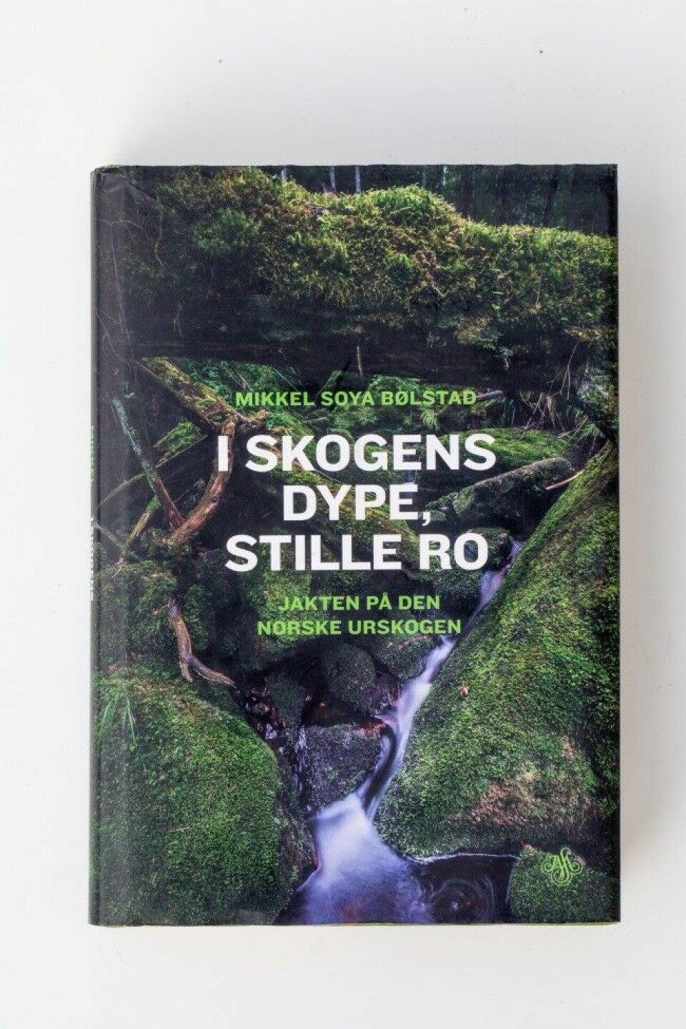 Biolog Mikkel Soya Bølstad har tatt for seg urskogens tilstand i Norge, og skriver om skogens økologi, artsmangfold, samt de motstridende oppfatningen om bruk og vern av skog.