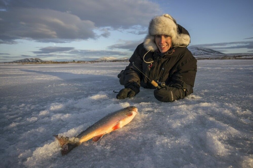 Kikkfiske etter røye er kanskje det morsomste du kan gjøre liggende på isen.