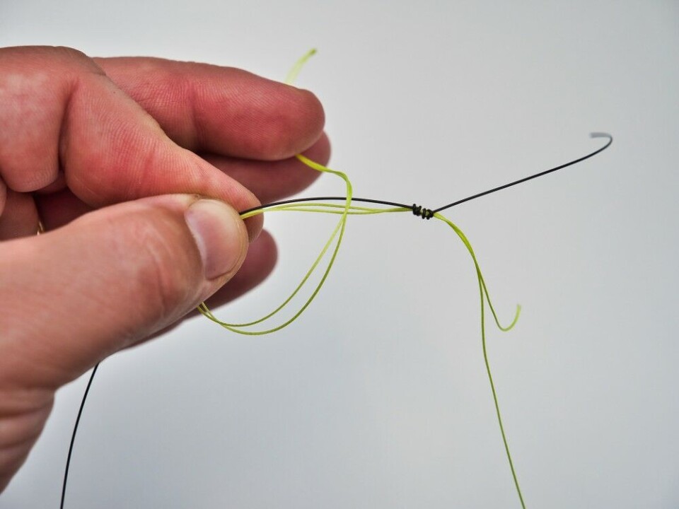 Gjør det samme med multifilament-løkken. Gjør det samme med multifilament-løkken.