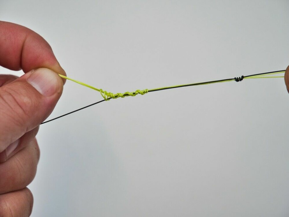 Fukt knutene, og stram godt til. Dra i snørestumpen – og parallelt bakover (bort fra knutesenter), slik at knuten legges stramt og pent.