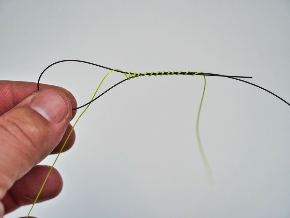 Lag en løkke på om lag 10–15 cm monofilament, stikk multifilamenten inn i løkken og tvinn den 8–12 ganger nedover. (Tynne fletteliner 12 ganger, tykke 8). La stumpen som stikker ut være 10–15 cm. Lag en løkke på om lag 10–15 cm monofilament, stikk multifilamenten inn i løkken og tvinn den 8–12 ganger nedover. (Tynne fletteliner 12 ganger, tykke 8). La stumpen som stikker ut være 10–15 cm.