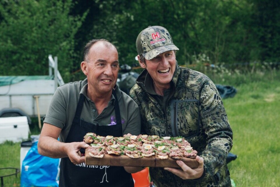 Owen Beardsmore (til høyre), jaktleder og muntrasjonsråd under vårjakta på terrenget vi besøkte i Hampshire. Her Sammen med chef Pascal Proyart som varter opp med rådyrtartar. Owen Beardsmore (til høyre), jaktleder og muntrasjonsråd under vårjakta på terrenget vi besøkte i Hampshire. Her Sammen med chef Pascal Proyart som varter opp med rådyrtartar.