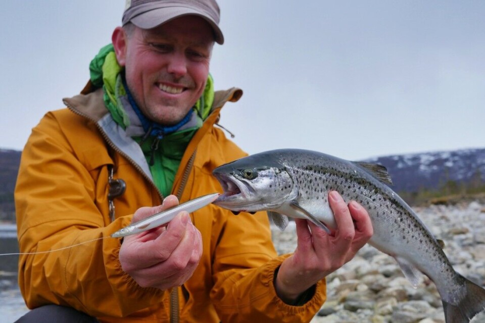 Kjetil Flakke er en av mange som ser fordelen med den løse kroken, og som derfor oftere enn før ender opp med gjennomløperne. Spesielt når han skal fiske med lange sluker med høyt brekkmoment – slik som denne tobisimitasjonen fra Savage Gear. Kjetil Flakke er en av mange som ser fordelen med den løse kroken, og som derfor oftere enn før ender opp med gjennomløperne. Spesielt når han skal fiske med lange sluker med høyt brekkmoment – slik som denne tobisimitasjonen fra Savage Gear.