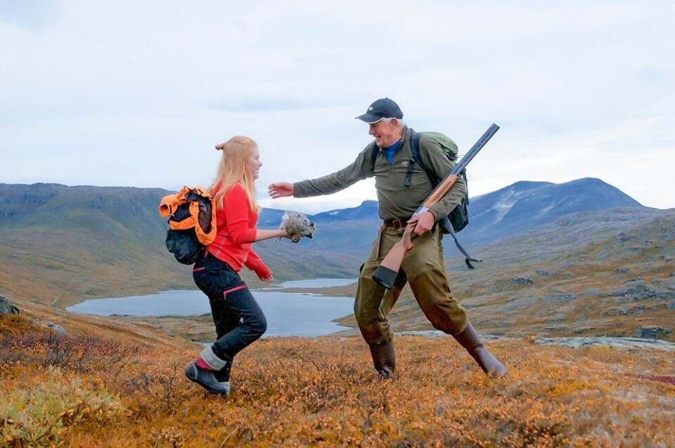 Ragnar Halle er en institusjon i Surnadal. Her er han sammen med Guro Talgøy på rypejakt i Trollheimen. Ragnar Halle er en institusjon i Surnadal. Her er han sammen med Guro Talgøy på rypejakt i Trollheimen.