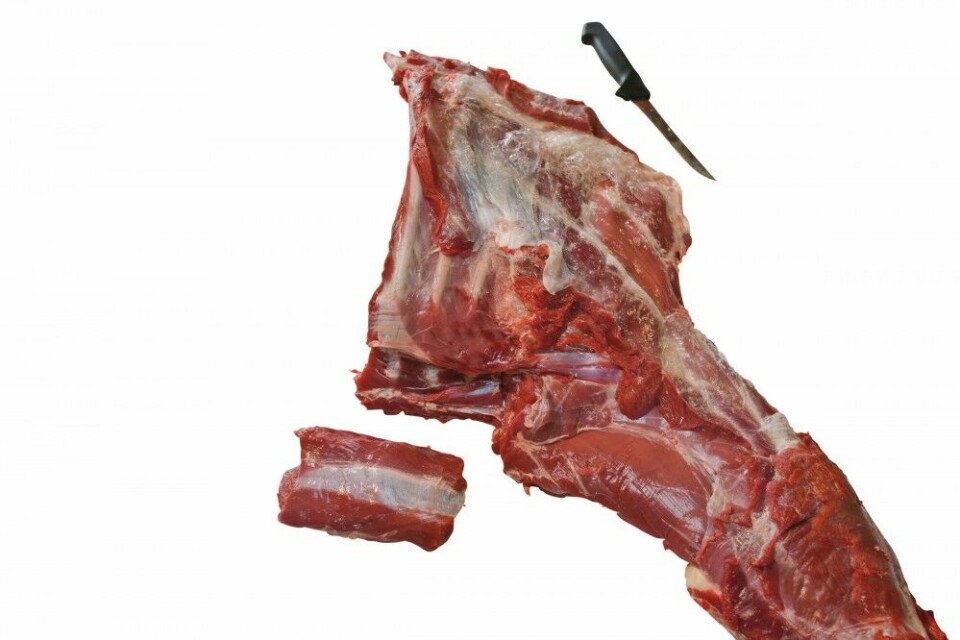 26. Resten av kjøttet løsnes fra ribbeina, og brukes til kjøttdeig. Bruk også kjøttet mellom ribbeina.