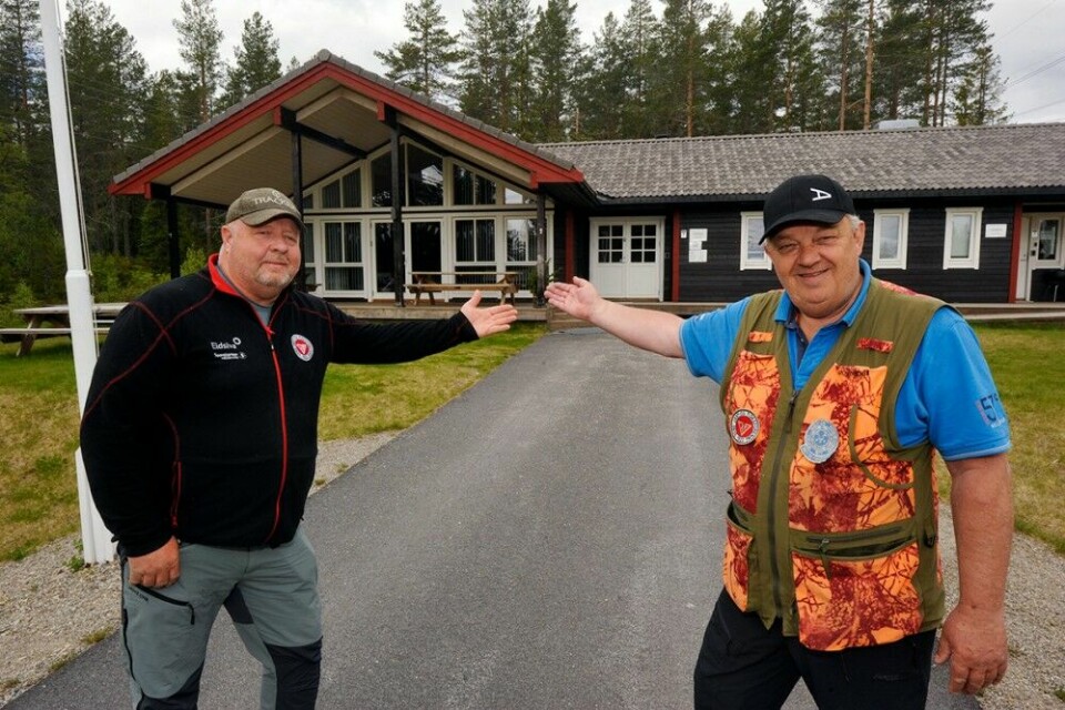 – Velkommen! smiler tospannet Harald Trones (t.v.) og foreningsleder Hallgeir Henriksen foran klubbhuset på Gåsbu.