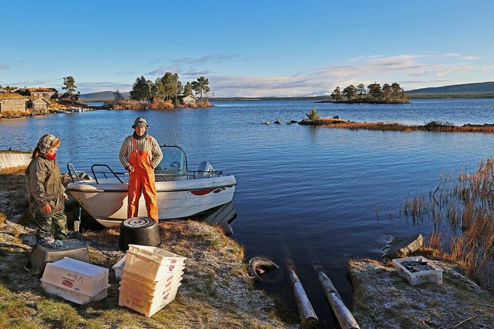 Willy og Sissel Bakke er en del av den harde kjernen som bidrar til å holde det tradisjonsrike høstfisket i Sølensjøen i hevd.