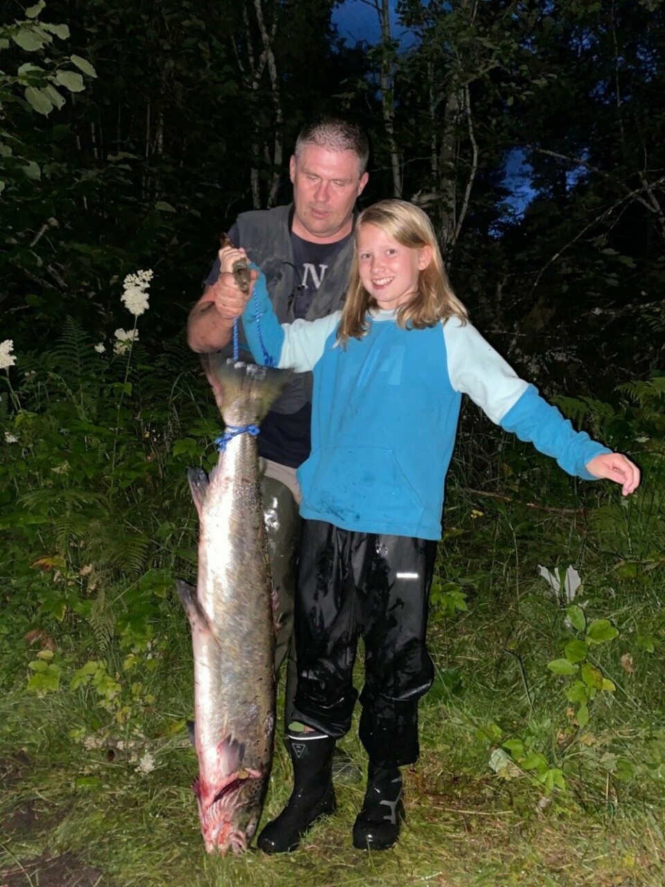 Denne 12-kilos ruggen var sesongens største i Aureelva i Møre og Romsdal, en av mange mindre lakseelver som hadde et svært godt fiske i sommer. Fornøyd fisker er Martine Straube Grebstad, her med pappa Dag.