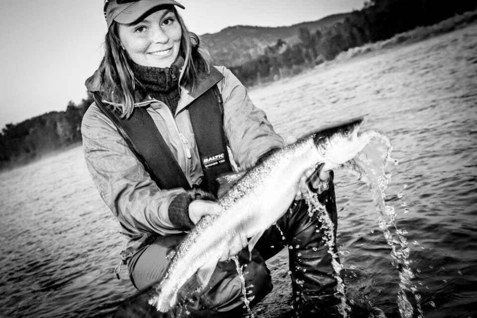 Andrea Heitmann Liland er helt i hundre etter å ha landet en «grilse» i Altaelva på «Damedøgn». (Betegnelsen grilse brukes i Altaelva på fisk på to–fire kilo.) Andrea Heitmann Liland er helt i hundre etter å ha landet en «grilse» i Altaelva på «Damedøgn». (Betegnelsen grilse brukes i Altaelva på fisk på to–fire kilo.)