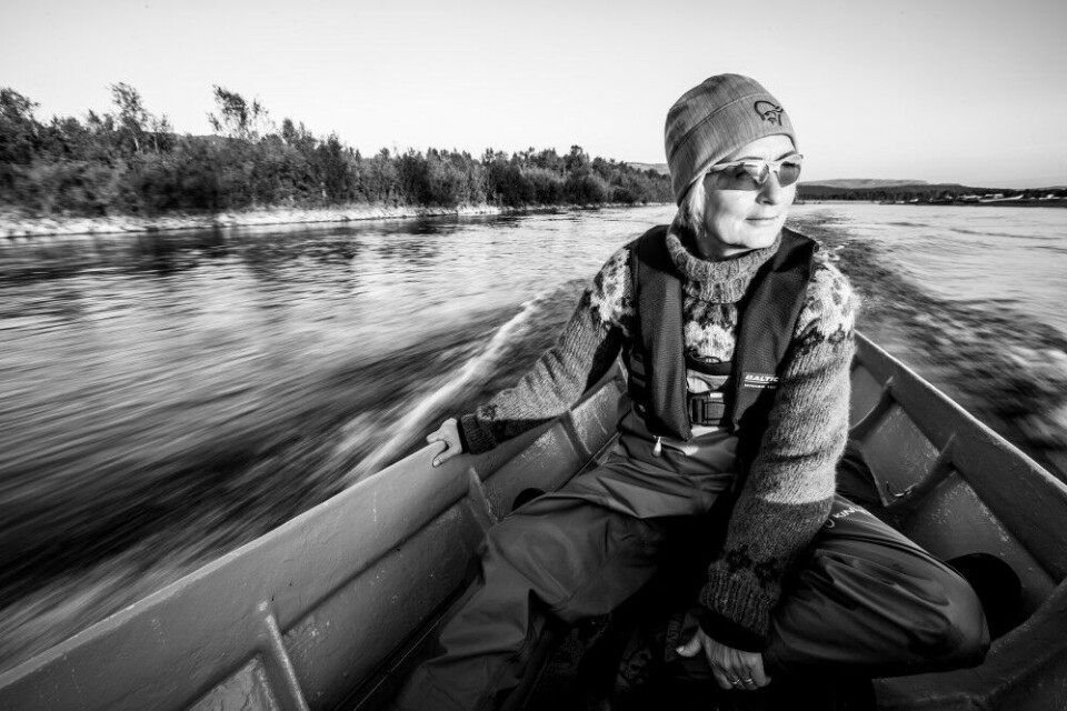 Klokka er 23.00, og vi suser nedover Raipas-sonen til Amonneset. Her med Inger Lise Borch. Klokka er 23.00, og vi suser nedover Raipas-sonen til Amonneset. Her med Inger Lise Borch.