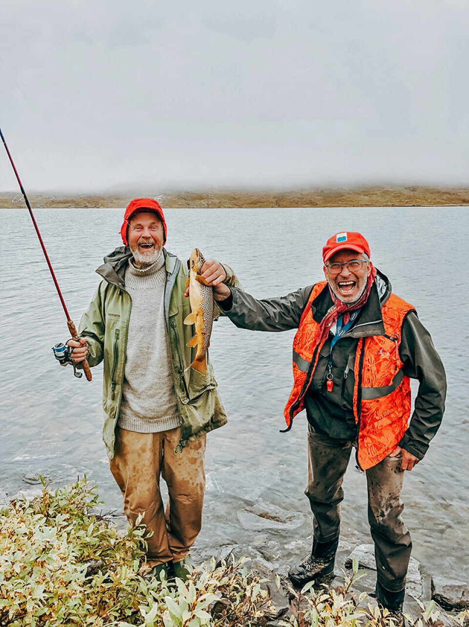 Enorm lykkerus hos pappa, Anton Rikstad (t.v.) og kamerat Hans Mack Berger da de fikk i land storørreten, forteller fotografen Andrea Rikstad Hagstrøm. Hun gikk til topps i klassen «Sammen på jakt- og fisketur».