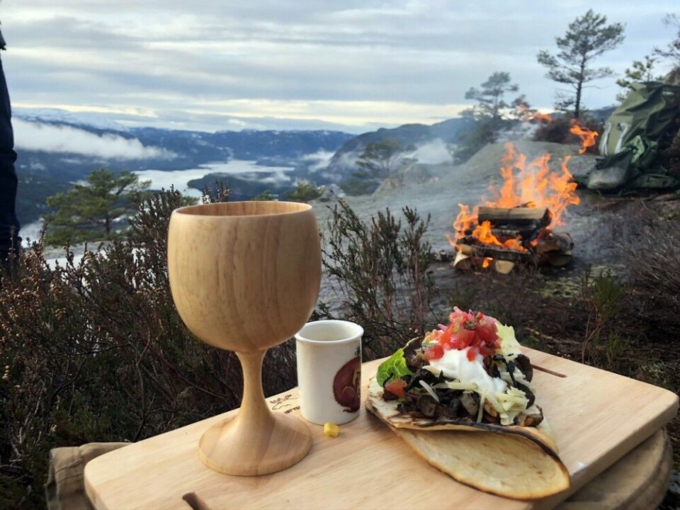 Vi har en herlig utsikt over Seljordsvannet, til alle årstider. Denne dagen har jeg og mannen min laget oss en liten middag; indrefilet av rådyr, kantareller fra skogen ved hytta, hjemmelaget syltet rødløk, salat og rømme på lefse. Dette er kortreist mat fra nærområdet, sier Lise Berglund-Garnes, vinner i klassen «Vill turmat». Vi har en herlig utsikt over Seljordsvannet, til alle årstider. Denne dagen har jeg og mannen min laget oss en liten middag; indrefilet av rådyr, kantareller fra skogen ved hytta, hjemmelaget syltet rødløk, salat og rømme på lefse. Dette er kortreist mat fra nærområdet, sier Lise Berglund-Garnes, vinner i klassen «Vill turmat».