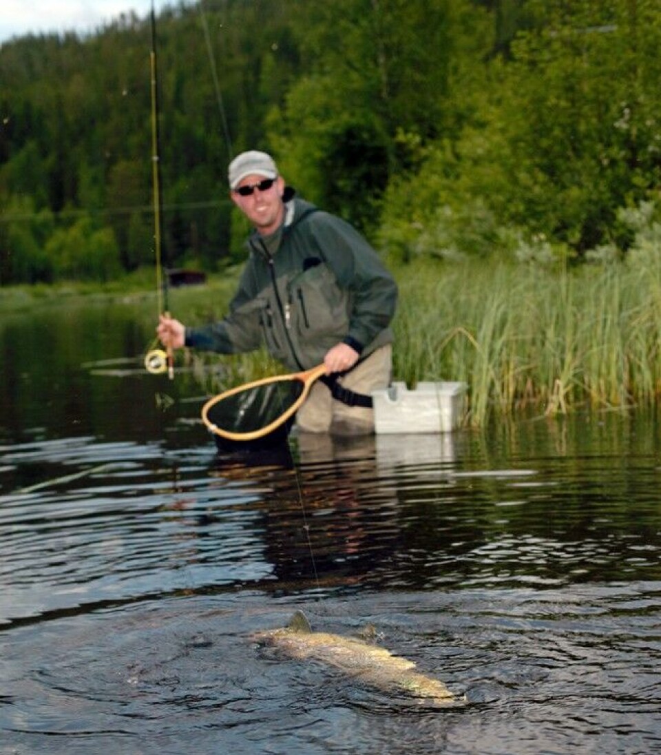 Alle våre destinasjoner huser stor fisk, og tiltrekker seg også de mest dedikerte fiskerne. Her er en ørret på 2,1 kilo klar for landing i en av Engerdalens fiskerike småelver.