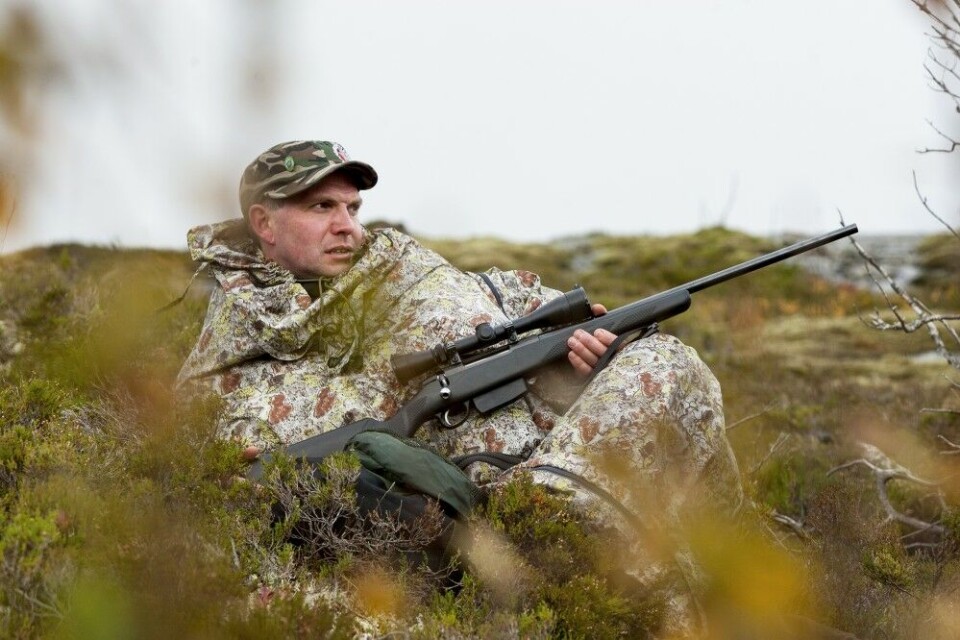 Det kan bli mange lange og kjølige dager på post. En fjellduk er godt å ha for hånden. Ved siden av å varme og kamuflere godt om du sitter i åpent lende, bidrar den i noen grad til å redusere luktsignaturen din. Her fra elgjakt på Vikna. Det kan bli mange lange og kjølige dager på post. En fjellduk er godt å ha for hånden. Ved siden av å varme og kamuflere godt om du sitter i åpent lende, bidrar den i noen grad til å redusere luktsignaturen din. Her fra elgjakt på Vikna.