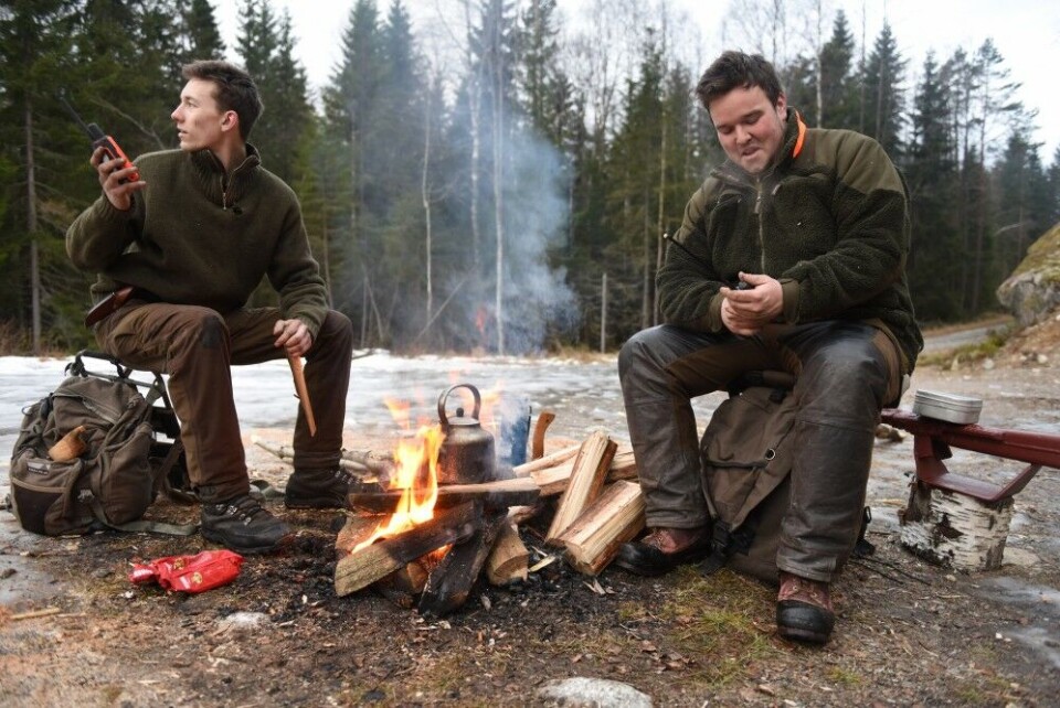 Kristoffer Opaker (t.h.) og Johan Gundersen bruker det meste av fritiden på jakt, og ingen ting slår harajakt. Et realt bål og rikelig med kokekaffe er en viktig del av harajaktas ritual. Losen er i full gang et stykke unna. Kristoffer Opaker (t.h.) og Johan Gundersen bruker det meste av fritiden på jakt, og ingen ting slår harajakt. Et realt bål og rikelig med kokekaffe er en viktig del av harajaktas ritual. Losen er i full gang et stykke unna.