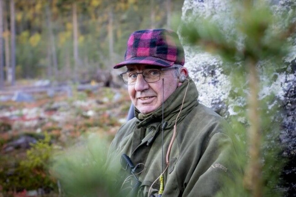Det er første drev på første jaktdag. Vinden blåser friskt rett inn i drevet. I slikt vær er det er lett å miste trua, og tenke at det er liten vits i å være stille. Men du vet aldri – plutselig kan storoksen stå der! blunker Jan Gunnar Reiremo. Det er første drev på første jaktdag. Vinden blåser friskt rett inn i drevet. I slikt vær er det er lett å miste trua, og tenke at det er liten vits i å være stille. Men du vet aldri – plutselig kan storoksen stå der! blunker Jan Gunnar Reiremo.